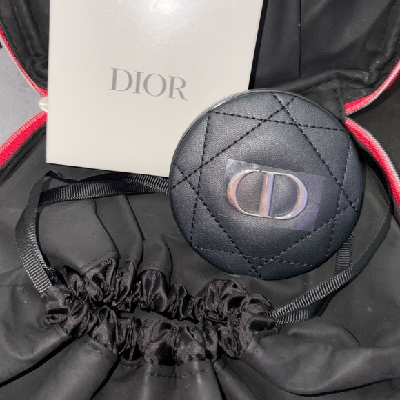 Dior Bundle: Pocket Mirror NWT and Cosmetic bag GUC - Picture 4 of 13